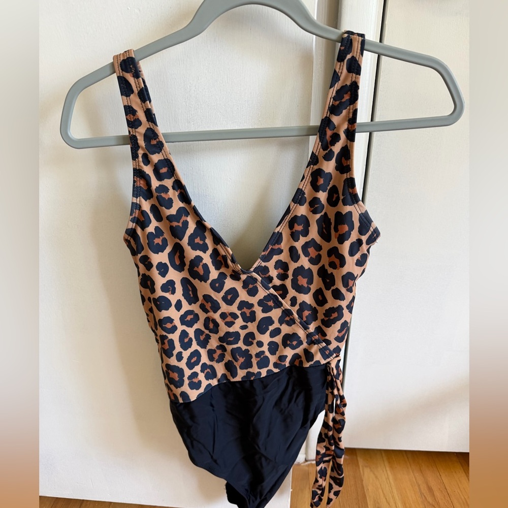 Pink Lily Leopard One Piece Swimsuit | Size Medium | Tie Side
Never been worn